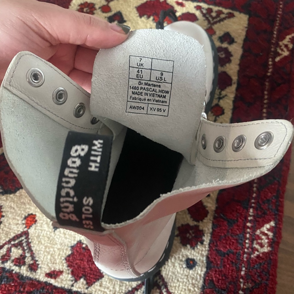 NWOT Doc Martens 1460 Pascal Boots in Cream/White 9 (41) - Picture 2 of 4